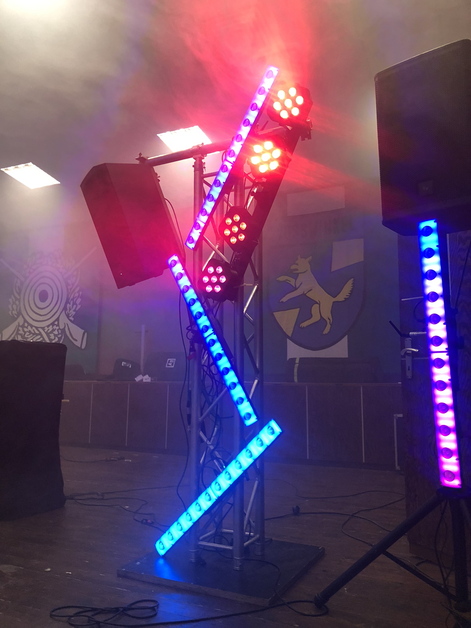 LED-Lichtsetup mit Traversen